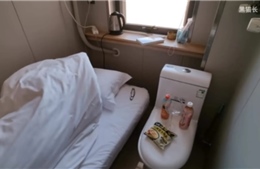 Phòng khách sạn siêu nhỏ, toilet ngay đầu giường gây xôn xao mạng xã hội Trung Quốc