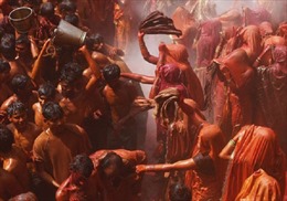 Lễ hội &#39;phái đẹp&#39; lên ngôi tại Ấn Độ: Phụ nữ đánh đập, xé quần áo đàn ông
