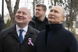 Tổng thống Putin bất ngờ thăm Mariupol, tự lái xe đi trong thành phố