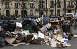 Paris ngập ngụa trong rác sinh hoạt
