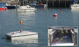 Robot cá mập làm sạch lòng sông ở Anh