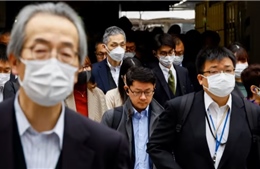 90% người lao động Nhật Bản vẫn đeo khẩu trang sau 1 tháng dỡ bỏ lệnh bắt buộc 