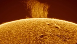 Chiêm ngưỡng ‘dòng thác plasma&#39; trên Mặt Trời cao gấp 8 lần Trái Đất