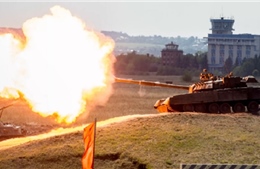 Xem tăng chiến đấu T-80 Nga thể hiện sức mạnh trên chiến trường Ukraine