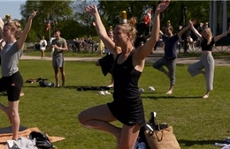 Lớp học yoga bia tại Đan Mạch