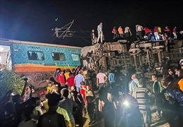 Hiện trường ngổn ngang sau vụ 3 tàu hỏa va chạm nghiêm trọng tại Ấn Độ