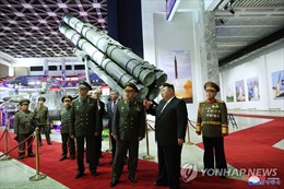 Lãnh đạo Triều Tiên dẫn Bộ trưởng Quốc phòng Nga tham quan triễn lãm vũ khí