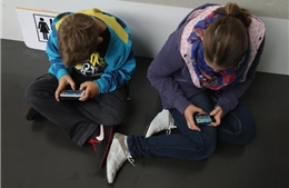 Châu Âu trị chứng &#39;nghiện&#39; smartphone ở trẻ em với Đạo luật Dịch vụ Kỹ thuật số