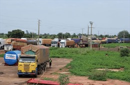 Hàng viện trợ ùn ứ ở biên giới Niger sau các lệnh trừng phạt