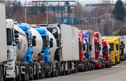 Những chiếc xe tải đầu tiên đi qua cửa khẩu Ukraine-Ba Lan sau các cuộc phong toả