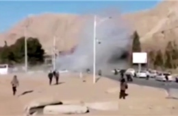 Cận cảnh hiện trường vụ đánh bom kép gần mộ tướng quân đội Iran