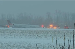 Tuyết rơi trắng trời, máy bay Mỹ trượt khỏi đường băng