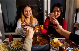 Lẩu - món ăn gắn kết thế hệ GenZ gốc Á xa xứ