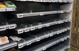 Siêu thị ở Hong Kong hết sạch hàng hóa trước cơn bão mạnh nhất năm