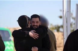 Những hình ảnh đầu tiên về nhóm con tin Israel được Hamas trả tự do