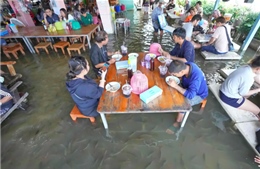 Trải nghiệm ẩm thực độc đáo ở Thái Lan: Vừa ăn vừa ngâm chân trong nước lũ