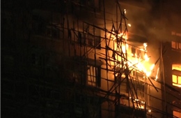 Hàng trăm người bất lực chờ phép màu giữa thảm kịch cháy chung cư Hong Kong (Trung Quốc)