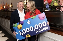 Vận may '1 trên 24.000 tỷ': Cặp vợ chồng Anh hai lần trúng giải độc đắc 1 triệu bảng