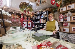 Những 'người thợ dệt phép màu' nơi ô cửa kính mùa Noel