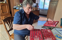 Người đàn ông dành cả tuổi hưu để yêu những chiếc nắp chai sâm-panh