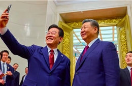 Chiếc điện thoại chụp ảnh selfie hai nhà lãnh đạo Hàn, Trung gây chú ý