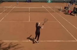 Trận tennis dở đến ngỡ ngàng: Tay vợt 'đặc cách' mắc 20 lỗi, thua sau 37 phút