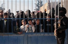 Mỹ bắt đầu chuyển 150 tù nhân IS đầu tiên từ Syria sang Iraq