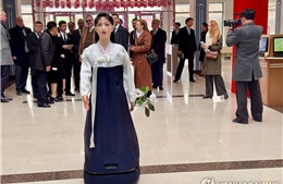 Triều Tiên giới thiệu robot hình người tại điểm bỏ phiếu và trường học
