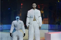 Robot hình người tự tin sải bước trên sàn catwalk tại Seoul