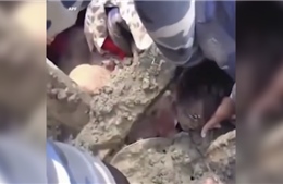 Video giải cứu bé gái 5 tuổi ở Nepal bị lũ cuốn trôi và kẹt dưới đống đổ nát trong 60 giờ