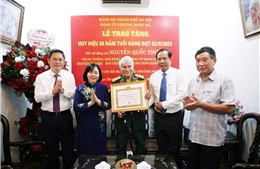 Lãnh đạo TP Hà Nội trao Huy hiệu Đảng cho các đảng viên lão thành