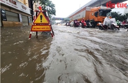 Vì sao ngày 26/8, hàng loạt tuyến phố Hà Nội ngập trong ‘biển nước’