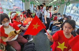 Đông nghịt người trên chuyến tàu Cát Linh - Hà Đông hướng về Quảng trường Ba Đình