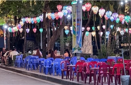 Hàng quán bủa vây, đường dạo ven hồ Tây tái diễn cảnh nhếch nhác
