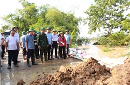 Nước sông Cầu rút dần, người dân chuẩn bị dọn dẹp nhà cửa