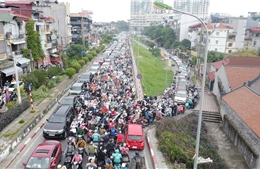 Cấm đường sửa cầu Long Biên, giao thông hỗn loạn