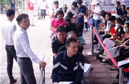 Hà Nội: Hàng nghìn người đội mưa, xếp hàng chờ mua nhà ở xã hội