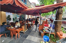 Nhức nhối tình trạng &#39;xẻ thịt&#39; vỉa hè làm hàng quán, bãi xe ở Hà Nội