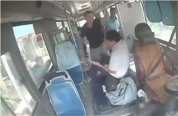 Hà Nội: Người đi đường hành hung lái xe tuyến buýt số 67