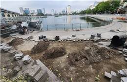 Vừa cải tạo, đá lát đường đi bộ ven hồ Đống Đa đã bị bóc lên làm lại