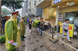 Cán bộ phường Hà Nội đội mưa thực hiện &#39;chiến dịch&#39; giành lại vỉa hè cho người đi bộ