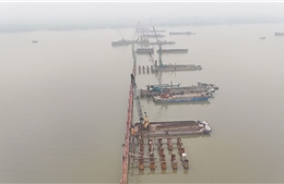 Cận cảnh tiến độ 3 cây cầu vượt sông Hồng đang được Hà Nội gấp rút xây dựng