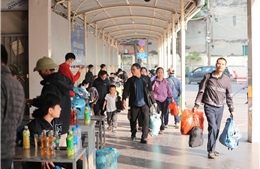 Người dân 'tay xách nách mang' đổ về Thủ đô sau kỳ nghỉ Tết Dương lịch