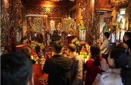 Đầu năm Bính Ngọ, người dân Thủ đô tìm về đền Bạch Mã cầu an