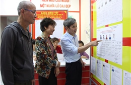 Nhân dân Thủ đô háo hức xem thông tin ứng viên đại biểu Quốc hội