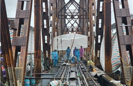 Hiện trạng cầu Long Biên ‘chống nạng’ phải tạm dừng tàu để sửa chữa