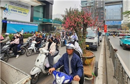 Người Hà Nội chật vật với cảnh ùn tắc 'thâu đêm, suốt sáng' ngày cận Tết Nguyên đán