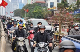 Hà Nội tắc ‘từ nhà ra phố’ những ngày giáp Tết Nguyên đán Bính Ngọ 2026