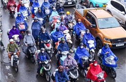 Dòng người đội mưa ùn ùn đổ về Thủ đô sau kỳ nghỉ Tết