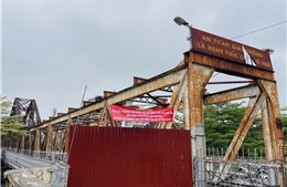 Hà Nội chính thức rào chắn, cấm phương tiện qua cầu Long Biên trong 2 tháng